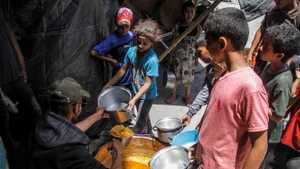 Des enfants reçoivent l'aide alimentaire à Jabalia. Photo : THX/VNA.