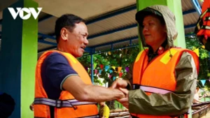 Les habitants, émus, reçoivent les boîtes de repas chauds préparés et livrés par les soldats. Photo : VOV.