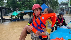 Dans la matinée du 28 octobre, la maison de Nguyen Viet Dan, située au quartier de Thuan Hoa, était submergée sous plus d’un mètre d’eau. Sa femme, victime d’une crise d’asthme, a été secourue à temps par les policiers mobiles qui ont traversé les flots pour l’atteindre. Photo : vnexpress.net