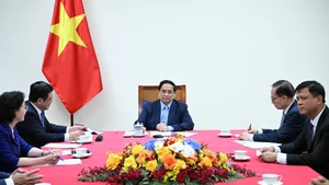 Le Premier ministre (PM) Pham Minh Chinh en entretien téléphonique avec le chancelier fédéral allemand Friedrich Merz. Photo : NDEL.