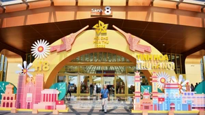 La première édition de la Foire d’Automne 2025, placée sous le thème « Relier les hommes à la production et aux affaires », attire un grand nombre d’entreprises et de visiteurs. Photo : hanoimoi.vn