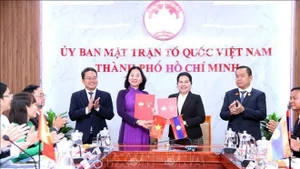 Les protocoles d'accord ont été signés par Truong Thi Bich Hanh, vice-présidente permanente du Comité du FPV de Ho Chi Minh-Ville, et Somchai Xiongchongteng, vice-président du Comité du FLCN de Vientiane, et Vatsana Silima, président du Comité du FLCN de Champassak. Photo: VNA.