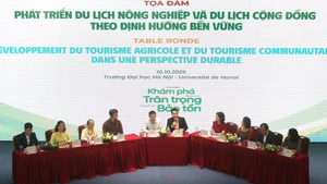 Table ronde sur le thème « Développement du tourisme agricole et du tourisme communautaire dans une perspective durable », le 10 octobre à Hanoï. Photo : Hanu.