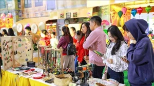 Des stands présentent des produits artisanaux au sein de l’espace intitulé « Essence de l’Automne de Hanoï ». Photo: VNA