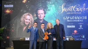 Le groupe Secret Garden a offert un violon en cadeau au comité d'organisation du programme « Secret Garden Live in Vietnam ». Photo : NDEL.
