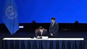 Le ministre vietnamien de la Sécurité publique, Luong Tam Quang, signe la Convention des Nations Unies contre la cybercriminalité. Photo : NDEL