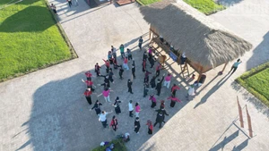 Au milieu de la place Tay-Bac se trouve une zone présentant l'espace culturel ethnique Lao-Kho Mu. Photo : NDEL.