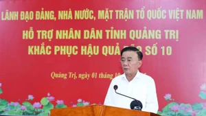 Le membre du Politburo et membre permanent du Secrétariat du Comité central du Parti, Trân Câm Tu adresse ses condoléances aux habitants de la province de Quang Tri pour les dégâts causés par le typhon Bualoi. Photo : VNA.