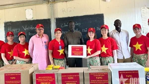 La section féminine de l’Unité du génie no 4 remet des cadeaux aux élèves du collège d’Abyei. Photo : qdnd.vn