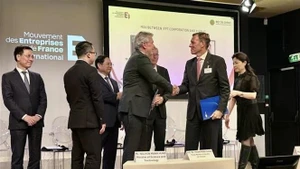 Signature de l’accord-cadre de services (MAS) entre FPT et Airbus, dans le cadre du Forum des affaires Vietnam-France, à Paris, le 11 juin. Photo : VNA.