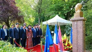Le Premier ministre Pham Minh Chinh et la délégation vietnamienne ont déposé des fleurs en hommage au président Ho Chi Minh devant sa statue, située dans l’Espace Ho Chi Minh, dans le parc Montreau, ville de Montreuil, le 11 juin au matin. Photo : VNA.