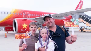Au cours des cinq premiers mois de 2025, le Vietnam a accueilli plus de 210 000 visiteurs russes, dont plus de 100 000 dans la province de Khanh Hoa, confirmant l'attrait exceptionnel de la station balnéaire de Nha Trang. Photo : Vietjet.