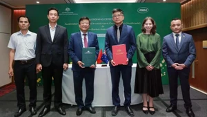 Signature de protocole d’accord entre la Commission australienne du commerce et de l'investissement et l'Association des banques vietnamiennes, le 2 juin à Hanoi. Photo : NDEL