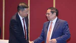 Le Premier ministre vietnamien Pham Minh Chinh et Ge Haijiao (à gauche), président du conseil d’administration de la Banque de Chine. Photo : VNA. 