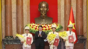 Le président vietnamien, Luong Cuong (2e, gauche) et trois vice-ministres de la Sécurité publique à l'honneur. Photo : VNA.