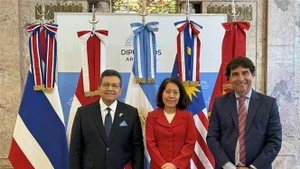 L'ambassadrice du Vietnam en Argentine Ngo Minh Nguyet, l'ambassadeur indonésien Sulaiman Syarif et le président de la Chambre de commerce Mercosur-ASEAN (MACC) Rodolfo Caffaro, lors du séminaire. Photo : VNA.