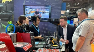 Automechanika a attiré 401 exposants venus de 16 pays et territoires, dont la Chine, la France, l'Allemagne, l'Inde, l'Italie, le Japon, etc. Photo : congthuong.vn