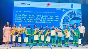 L'atelier a honoré l'équipe de collecte des déchets recyclables ayant obtenu les meilleurs résultats. Photo : baoquocte.vn