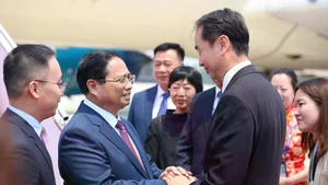 Le Premier ministre Pham Minh Chinh (gauche) est arrivé à Tianjin, entamant sa visite en Chine pour participer à la 16e Réunion annuelle des nouveaux champions du Forum économique mondial (WEF Tianjin 2025) et mener des activités bilatérales. Photo : VNA.