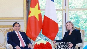 Le Premier ministre Pham Minh Chinh et la présidente de l'Assemblée nationale française Yaël Braun-Pivet, à Paris. Photo : VNA.