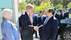 Le Premier ministre Pham Minh Chinh (à droite) visite l'Université d'Uppsala. Photo : VNA.