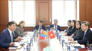 La délégation vietnamienne s'entretient avec celle de la Cour suprême de Mongolie. Photo : VNA.