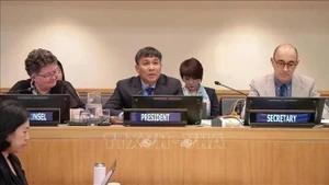 Le vice-ministre permanent des Affaires étrangères, Nguyen Minh Vu (au centre), chef de la délégation vietnamienne, a été élu à l’unanimité par les États membres de la Convention à la présidence de la SPLOS 35 (States Parties to the United Nations Convention on the Law of the Sea - SPLOS). Photo : VNA.