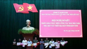Le président du Comité populaire provincial de Kon Tum décerne des satisfecit à 21 collectifs et 32 individus dans la province de Kon Tum en reconnaissance de leurs contributions exceptionnelles à cette campagne humanitaire nationale, lancée par le Premier ministre. Photo : VNA.