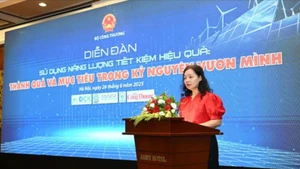 Nguyen Thi Lam Giang, directrice générale du département de l’innovation, de la transition verte et de la promotion industrielle, relevant du ministère de l’Industrie et du Commerce, prend la parole lors du forum. Photo : NDEL.