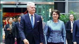 Le président lituanien Gitanas Nausėda et son épouse Diana Nausėdienė, à leur arrivée à l’aéroport international de Nôi Bài, à Hanoi, le 11 juin. Photo : VNA.