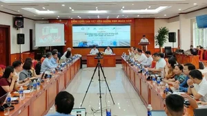 Table ronde sur le commerce du bois et des produits dérivés entre le Vietnam et les États-Unis est organisé le 24 juin par le Département des forêts et de la protection des forêts du ministère de l’Agriculture et de l’Environnement, les principales associations vietnamiennes du bois et Forest Trends. Photo : VNA.