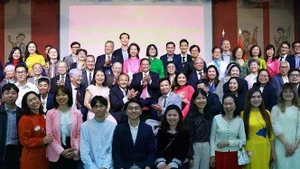 Le Premier ministre Pham Minh Chinh et son épouse rencontrent à Paris, le personnel de l'ambassade du Vietnam et des représentants de la communauté vietnamienne en France. Photo : VNA.