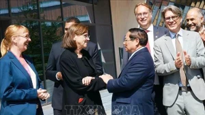 Le Premier ministre Pham Minh Chinh visite l'Institut Karolinska. Photo : VNA.