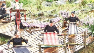 Depuis des générations, le tissage artisanal constitue une activité indissociable de la vie matérielle et spirituelle des Ê Đê. Photo : NDEL