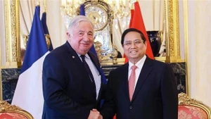 Le Premier ministre Pham Minh Chinh (droite) et le président du Sénat français, Gérard Larcher à Paris. Photo : VNA.