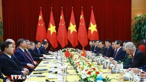 La rencontre entre le Premier ministre vietnamien Pham Minh Chinh et le secrétaire général du Parti communiste chinois Xi Jinping, le 14 avril 2025. Photo : VNA.