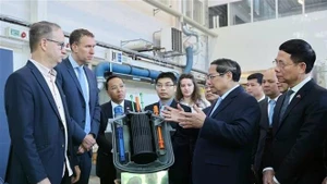 Le Premier ministre Pham Minh Chinh se rend à la division des sciences et de l'ingénierie nucléaires (NSE) du département de physique de l'Institut royal de technologie (KTH) de Suède. Photo : VNA.