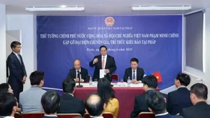 Le Premier ministre Pham Minh Chinh rencontre à Paris des représentants d'experts et d'intellectuels vietnamiens en France. Photo : VNA.