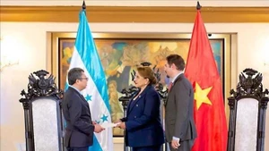 L’ambassadeur du Vietnam au Mexique et au Honduras, Nguyên Van Hai, présente les lettres de créance du président Luong Cuong à la présidente hondurienne Xiomara Castro. Photo : VNA.