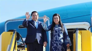 Le Premier ministre Pham Minh Chinh, son épouse et la délégation vietnamienne de haut rang ont quitté Stockholm pour Hanoï. Photo : VNA.
