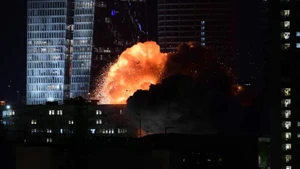 Un immeuble de Tel-Aviv touché par un missile iranien lancé vers le territoire israélien dans la soirée du 13 juin 2025. Photo : Xinhua/VNA.
