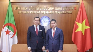 Le président de VUFO, Phan Anh Son (à droite) et l’ambassadeur de la République algérienne démocratique et populaire au Vietnam, Azeddine Bechka. Photo : thoidai.com.vn