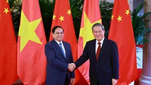 Le PM Pham Minh Chinh (à gauche) et son homologue chinois Li Qiang. Photo : VNA.