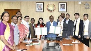 La cérémonie de signature d'un protocole d'accord sur la coopération en matière d'application des technologies de traitement des déchets organiques entre Bioway Vietnam et l'Université agricole Professeur Jayashankar Telangana (PJTAU). Photo : VOV