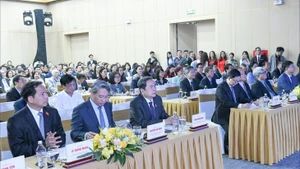 Le président de l’Assemblée nationale, Trân Thanh Mân, et les députés assistent à la cérémonie marquant la Journée du droit du Vietnam 2025. Photo : Lâm Hiển/daibieunhandan.vn