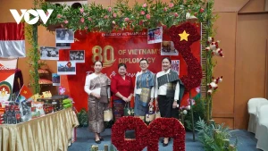 Le stand de l’ambassade du Vietnam au Laos avec le thème « 80 ans de diplomatie vietnamienne : Paix et Développement ». Photo : VOV.