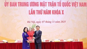 Tran Cam Tu (à droite), membre du Politburo et membre permanent du Secrétariat du Comité central du Parti, félicite Bui Thi Minh Hoai pour son élection à son nouveau poste. Photo : VNA.
