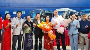 Accueil des croisiéristes sur le luxueux paquebot chinois Blue Dream Melody. Photo : VNA.