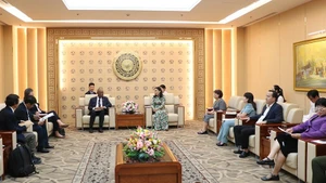 La vice-présidente du Comité populaire de la ville de Dà Nang, Nguyên Thi Anh Thi (à droite) recevant le chef de la division des bureaux nationaux, WWF International, Martin Kabaluapa Kapinga. Photo : danang.gov.vn