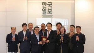 La délégation de l'Association des journalistes du Vietnam au siège du journal Hankook Ilbo. Photo : VNA.